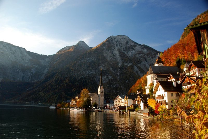 VisitHallstatt's tweet photo. Fancy an autumn vacation? Fancy water? Longing for mountains? Then pack your things. Do you need a few more impressions? OK. Here you are. See you in #Hallstatt https://t.co/nzys1yGAvx #Salzkammergut https://t.co/vXASHJrTVI