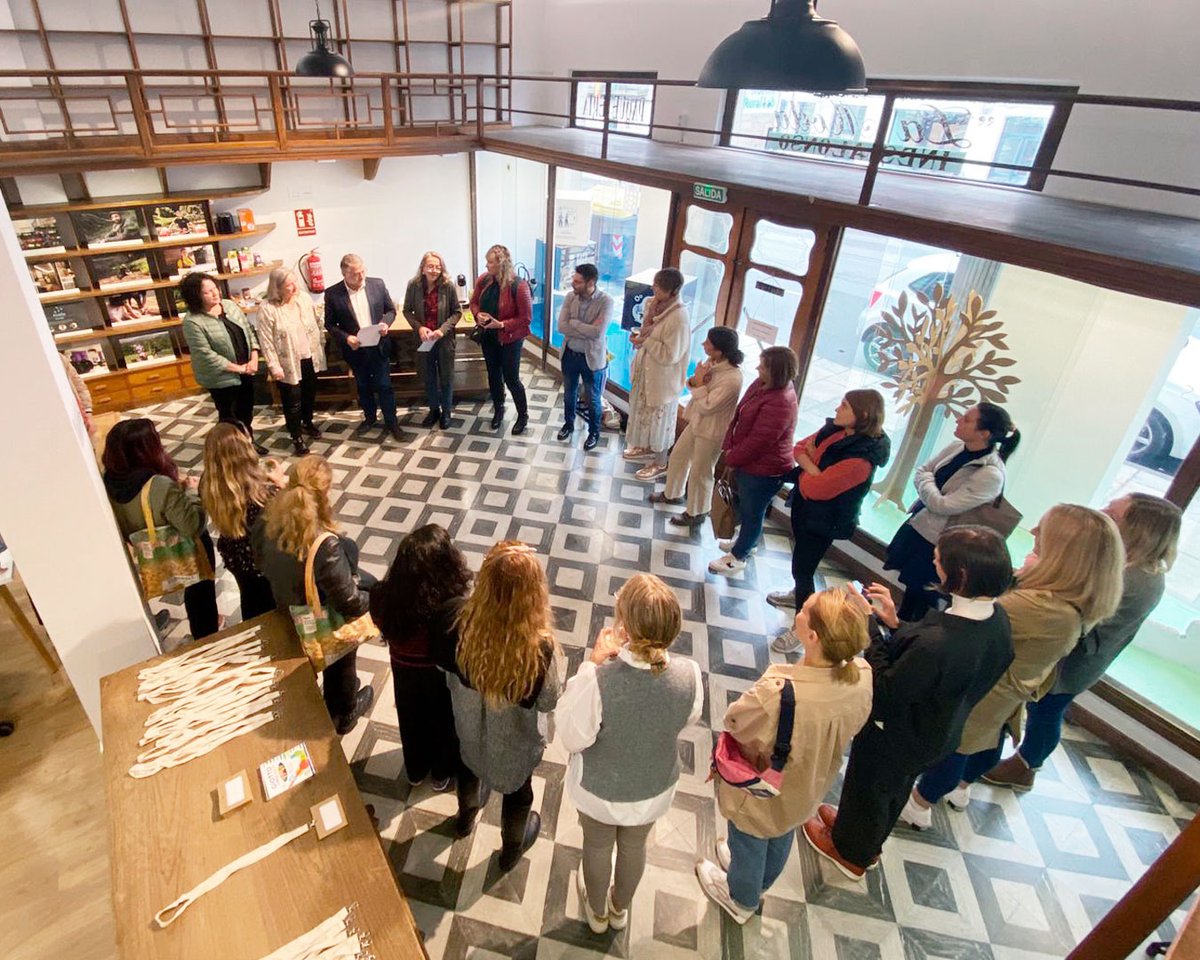 rr_fundacion's tweet image. El grupo de emprendedoras que está en @zonafrancavigo visita al grupo de #Silleda. La visita empieza en #LaModaRuralLab con una bienvenida del alcalde de Silleda, Manuel Cuiña Fernández, la primera teniente de alcalde, Mónica González Conde, y la concejala Pilar Peón Iglesias.
👇🏼