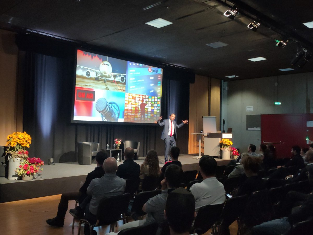 ifj_ch's tweet photo. Weiter gehts mit dem Verkauftrainer mit den roten Schuhen @Daniel_Enz_1 am #StartupForumSG. https://t.co/5DOlHoBpHL