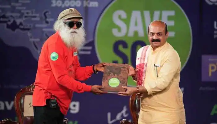#kamegowda 
Kamegowda spends his life saving the environment, building lakes gets a mention in #mankibaat  

#jaggi Vasudev sets up his camp near nandi hills &amp; gets 100 crores from #bommai

whom will you vote for as a real saver of the environment Kamegowda or Jaggi?