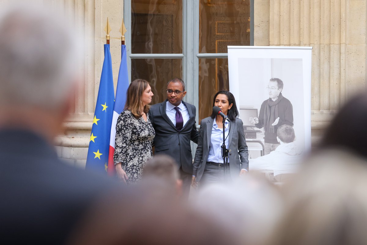Comme partout en France depuis vendredi, le ministère rend hommage ce matin à Samuel Paty, professeur d’histoire-géographie et d’enseignement moral et civique, assassiné pour avoir enseigné et défendu les valeurs de la République.