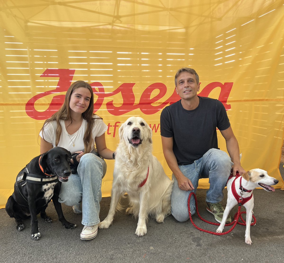 pipperontour's tweet photo. Gracias a todos los humanos y perretes que nos habéis acompañado el fin de semana en Barcelona. Nos ha encantado conoceros y compartir con vosotros nuestra aventura hacia un país más #petfriendly 😍🐕 https://t.co/9DBaRnOzQM