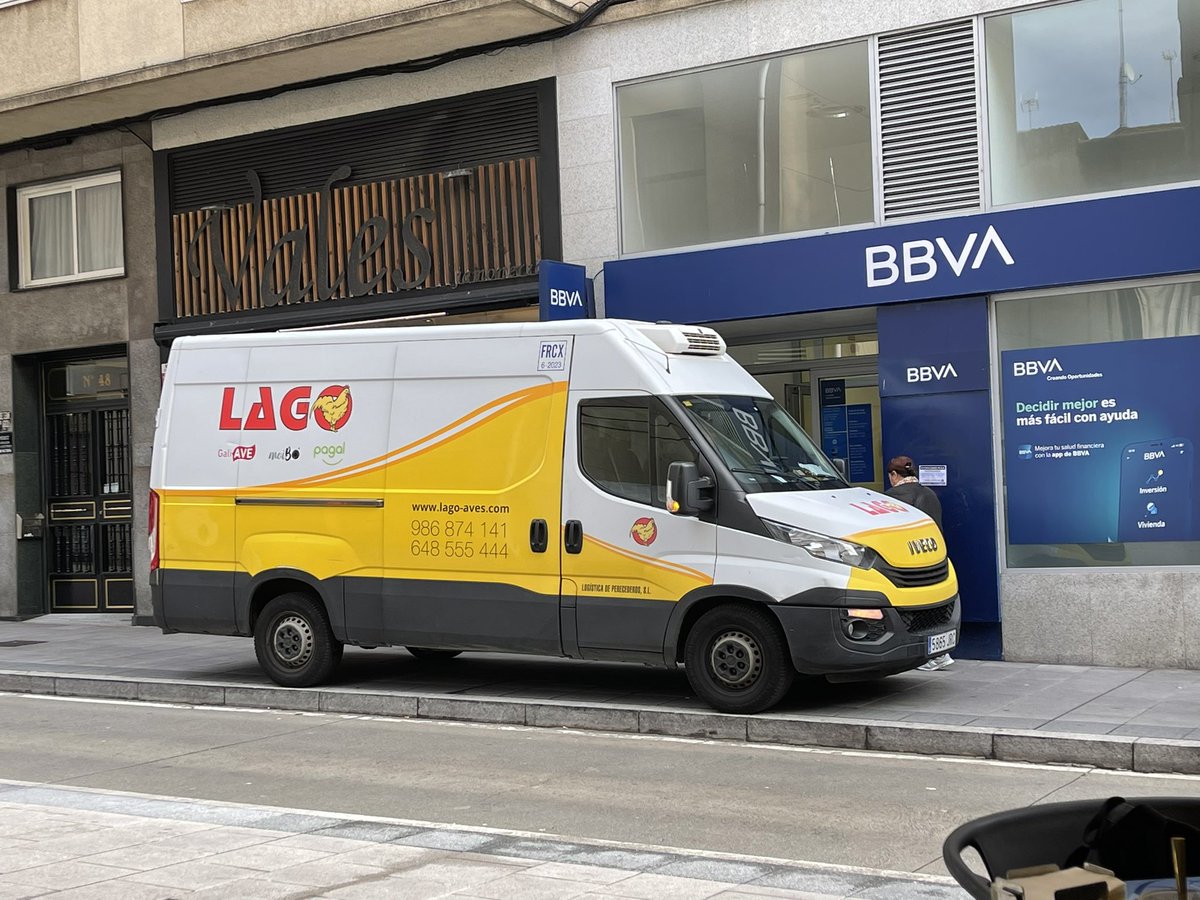 Esto es lo que pasa por no haber vigilancia policial y haber suficientes zonas de carga y descarga. Le recuerdo que la vigilancia se puede hacer con cámaras