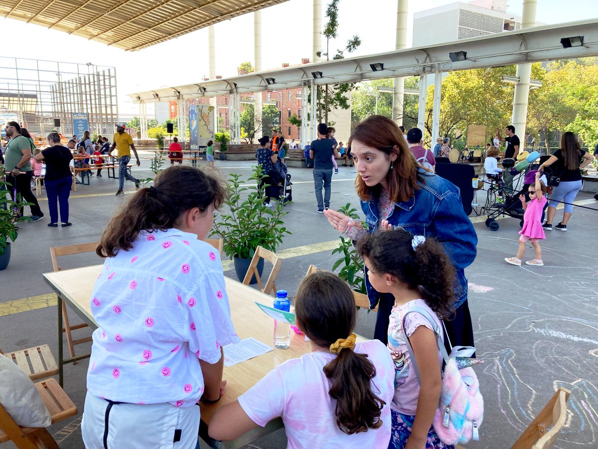 Odourcollect's tweet photo. Quin gran matí de dissabte a la jornada Va de Besòs! ☀️ 

A la Llera de Bon Pastor,  infants, mares i pares van participar a l'activitat on les #olors i la #ciènciaciutadana hi van tenir el paper protagonista. 

Fins a l'any vinent! 🤗👃🌻
#VadeBesos #Barcelona #bonpastor https://t.co/Y5XZPF7KSF