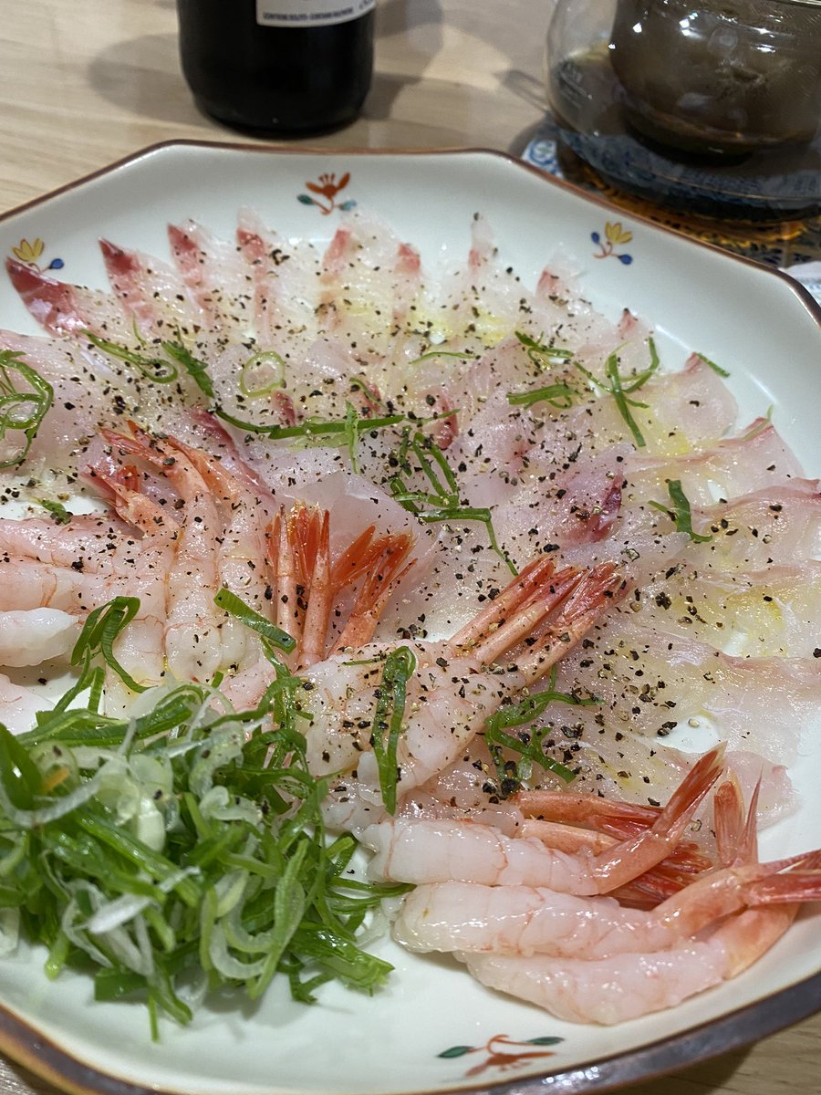 1年ぶりの日本で実家😆立派な松茸をとってきてくれました🤤早速秋の味覚堪能🙌🌰🍠鯛のカルパッチョも天然もの！！やっぱり日本はいいねぇ〜✨