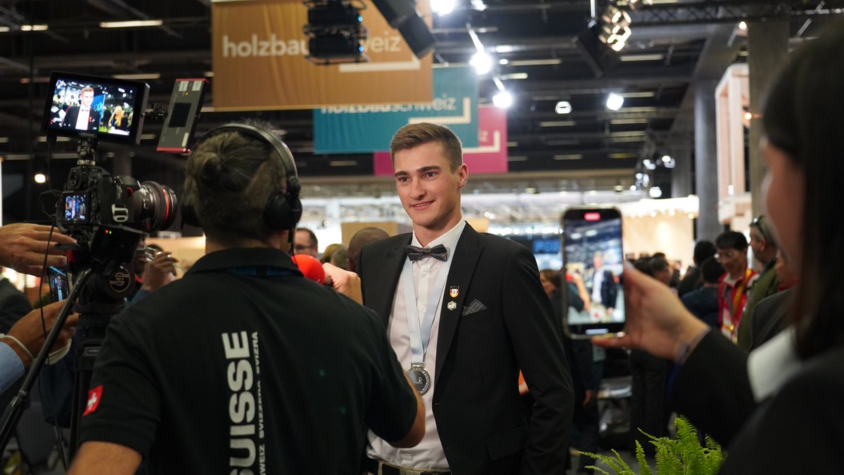 Vizeweltmeister! Am Samstag holte Philipp Kaiser die Silbermedaille bei der Zimmerer-Weltmeisterschaft. 
Seit vier Jahren hatte der junge Geselle aus dem baden-württembergischen Rot an der Rot für diesen Wettbewerb trainiert. Wir gratulieren ganz herzlich! zdb.de/meldungen/zimm…