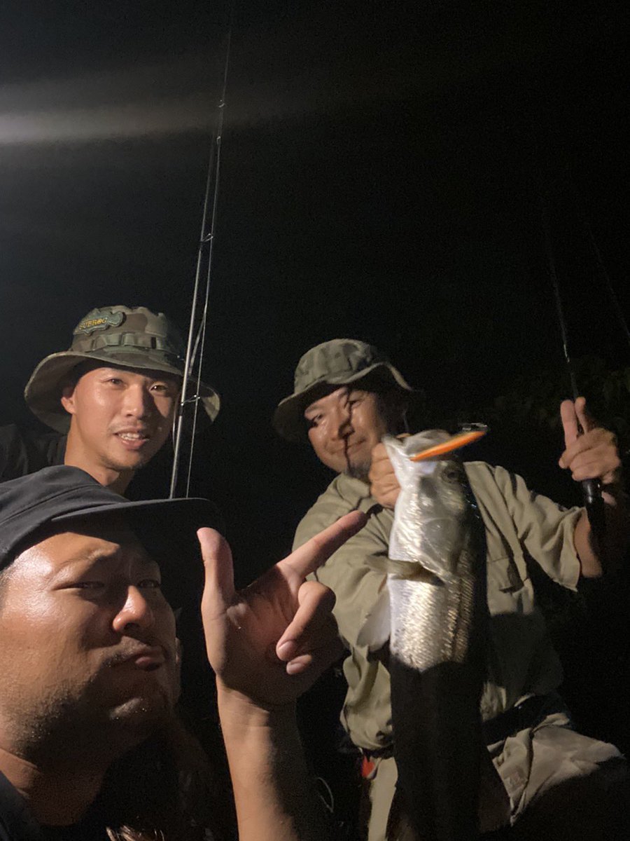 ShingoKinugawa's tweet photo. ナイトゲームやめたしこれまで培ってきたノウハウを余すことなく伝授する日々。
今日は一つの明暗から下げ始め〜下げ止まりまでライヴワイアとF11で一生魚を出し続ける技の解説。
指導してたらやりたくなって「ちょっと貸して」とルアー取り上げてバシュ！
はい、次の講義！
#全ての所作に意味がある https://t.co/CCYgNX9uQM