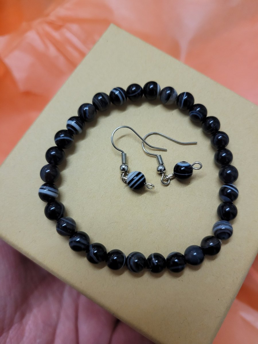 Thetigriseye's tweet photo. Did you know black banded agate has been said to be a great sidekick for helping you see your inner strengths? 🧡 
#handmade #blackagate #handmadejewelry #didyouknow #crystals #crystalproperties #thetigriseye #crystallover #witchy https://t.co/zzLLRSWLeg
