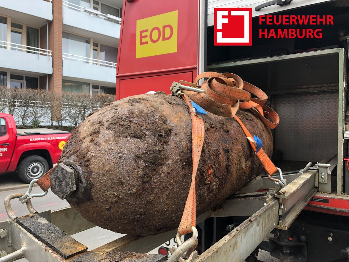 🔴 AKTUELL - Auf dem Kleinen #Grasbrook wurde in einer Schute eine 500 Pfund schwere Sprengbombe gefunden.
Diese muss vor Ort entschärft werden.
Der #Kampfmittelräumdienst der <a href="/FeuerwehrHH/">FEUERWEHR HAMBURG</a> ist vor Ort.

Meiden Sie den Bereich um den Veddeler Damm

#EinsatzfuerHamburg