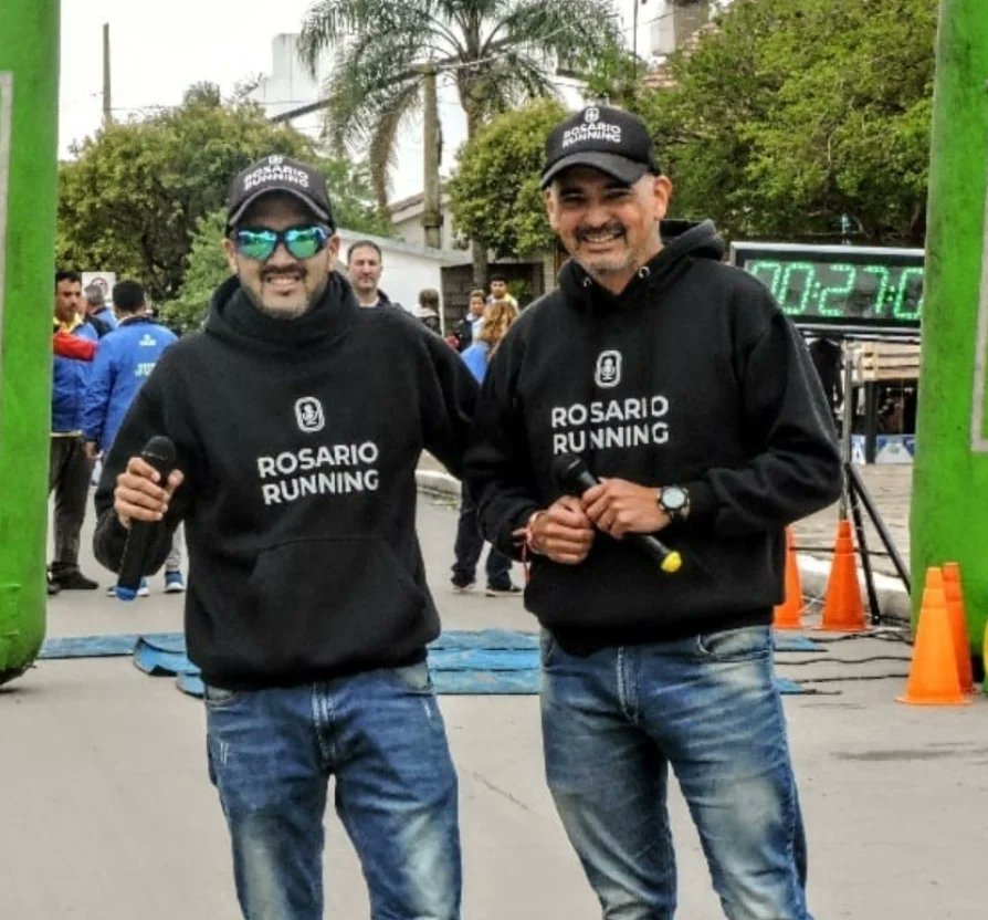 RosarioRunning's tweet photo. VOLVIÓ EL RUNNING A ACEBAL Y FUE UNA FIESTA!!
Después de 17 años, Acebal volvió a disfrutar del running por sus calles y recibió a atletas de toda Santa Fe que desafiaron el sábado gris para volver a correr por la @ComunaAcebal

Nota completa en
https://t.co/iRxQ9QBpIa https://t.co/DsvwPkjrk5