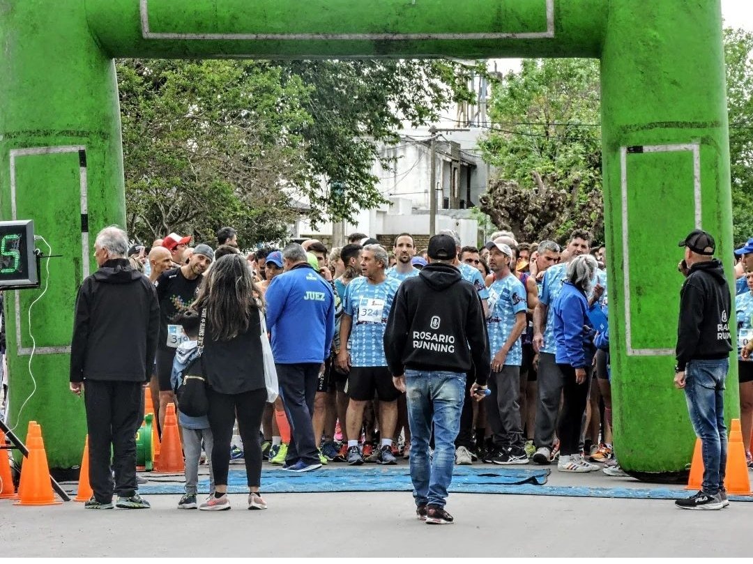 RosarioRunning's tweet photo. VOLVIÓ EL RUNNING A ACEBAL Y FUE UNA FIESTA!!
Después de 17 años, Acebal volvió a disfrutar del running por sus calles y recibió a atletas de toda Santa Fe que desafiaron el sábado gris para volver a correr por la @ComunaAcebal

Nota completa en
https://t.co/iRxQ9QBpIa https://t.co/DsvwPkjrk5