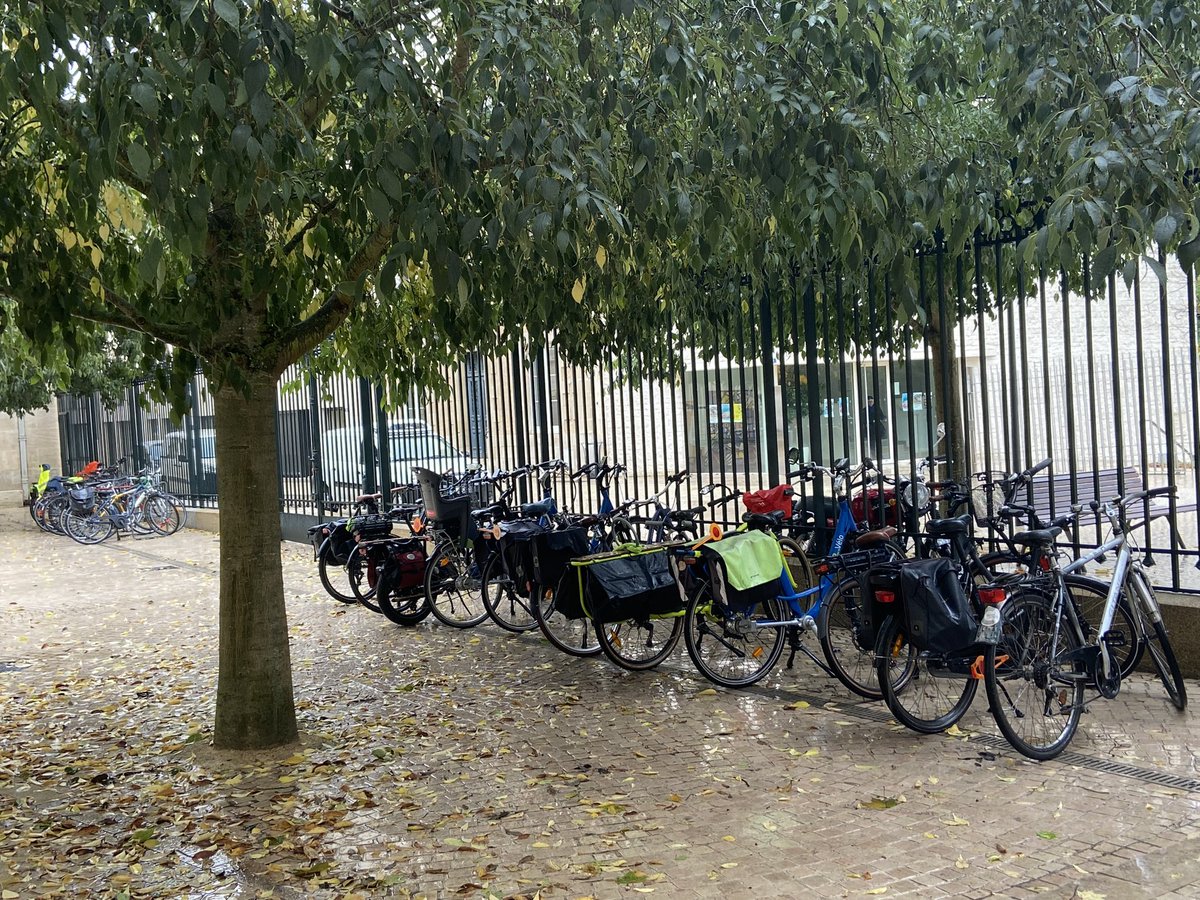 Il paraît qu’on ne peut pas prendre son vélo quand il pleut 🌧️
Pendant ce temps, à la mairie de #Poitiers 🚲