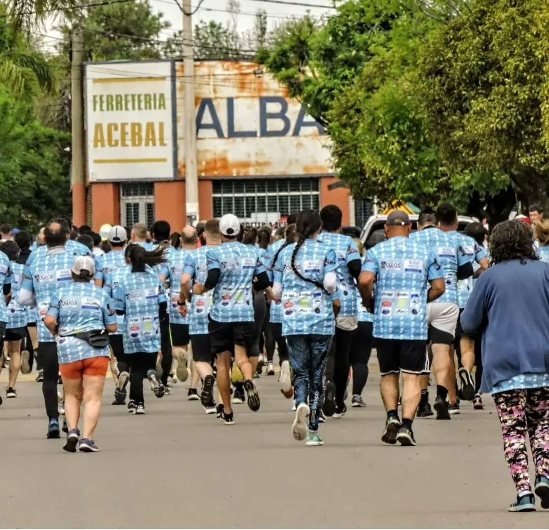 RosarioRunning's tweet photo. VOLVIÓ EL RUNNING A ACEBAL Y FUE UNA FIESTA!!
Después de 17 años, Acebal volvió a disfrutar del running por sus calles y recibió a atletas de toda Santa Fe que desafiaron el sábado gris para volver a correr por la @ComunaAcebal

Nota completa en
https://t.co/iRxQ9QBpIa https://t.co/DsvwPkjrk5