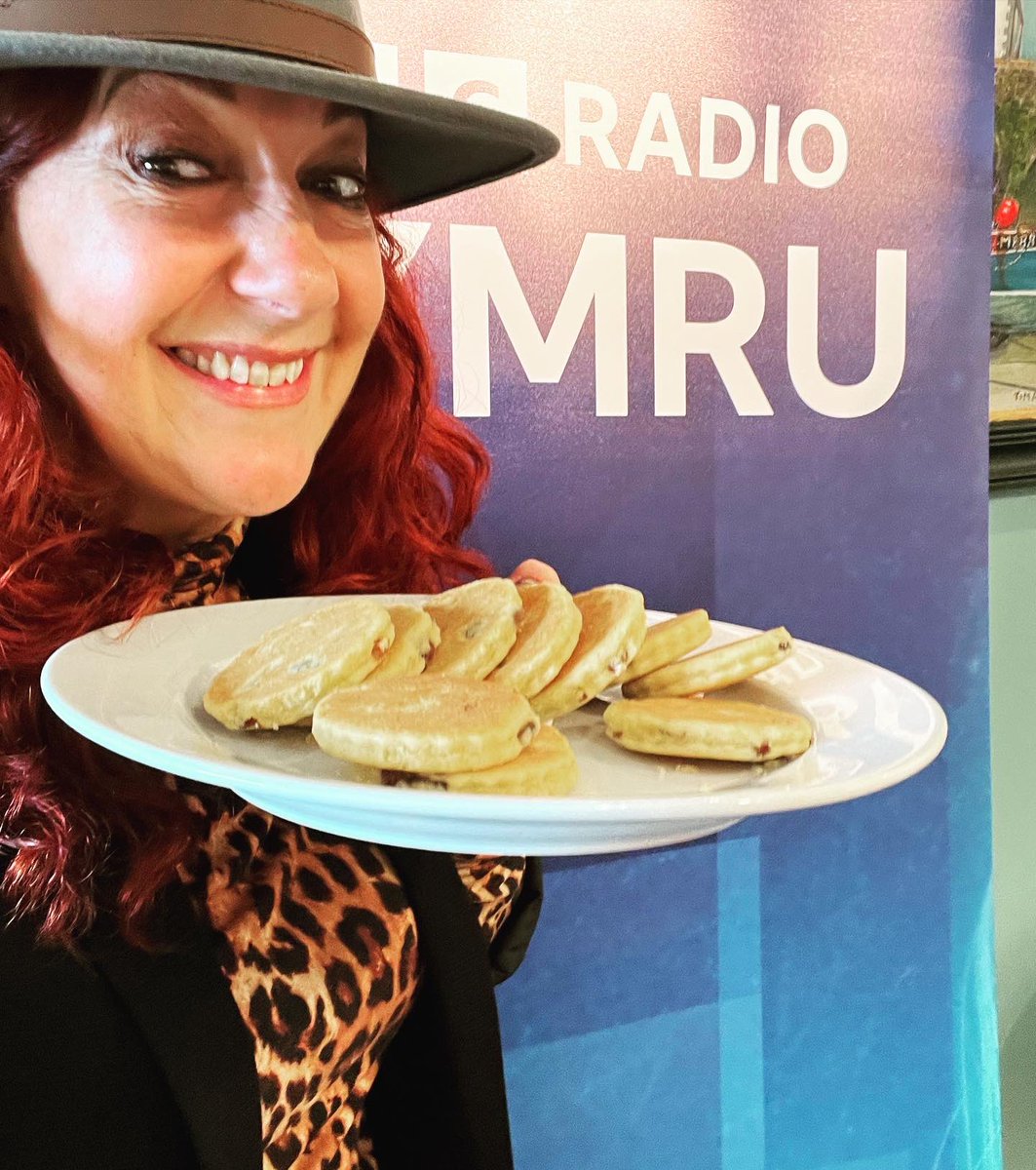 RealShanCothi's tweet photo. Bore da bawb! Wel ma nhrad i n’ol ar y ddaear a dwi yn stol Stiwdio Shir Gar @BBCRadioCymru paned a phice ar y man bobol? Edrych mlan at eich cwmni ar Bore Cothi i ddechre wthnos fach arall. Trowch mewn #wythnosydysgwyr #hocuspocus #swogs @s4c Sylw i’r gyfres O’r Gwersyll! 👍👌 https://t.co/Lz06BZWhTP