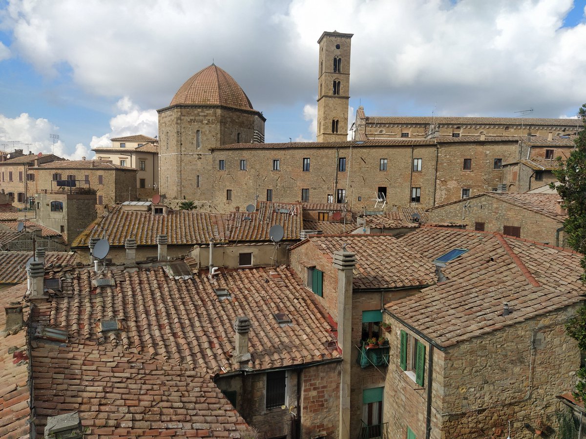 clearwatergrrl's tweet photo. FUI PRA VOLTERRA COM MEU BONE E CAMISETA DOS CULLENS E SUBI NA TORRE DO RELÓGIO
É ISTO ESTE É O TWEET https://t.co/cBphy45Oc6