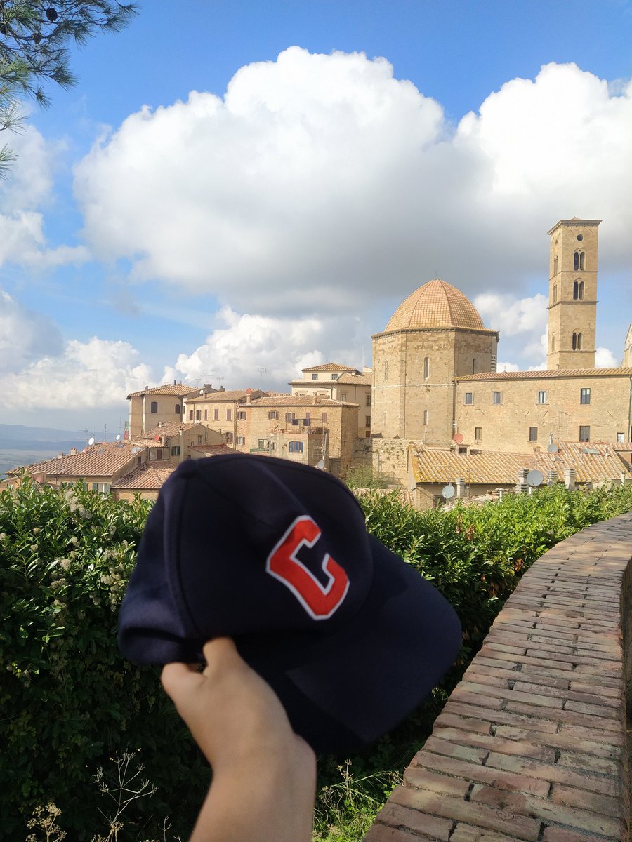 clearwatergrrl's tweet photo. FUI PRA VOLTERRA COM MEU BONE E CAMISETA DOS CULLENS E SUBI NA TORRE DO RELÓGIO
É ISTO ESTE É O TWEET https://t.co/cBphy45Oc6