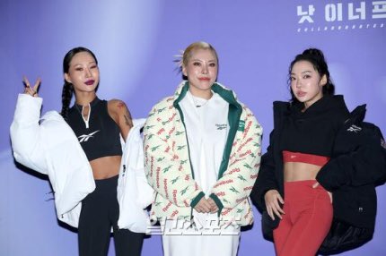 이 사진 왤케 웃기짘ㅋㅋㅋㅋㅋㅋ
잘난 두 이모들한테 잠시 맡겨진 아가 같앜ㅋㅋㅋㅋㅋㅋㅋ큐ㅠㅠㅠ

                                        .oO (엄마 언제 와...)