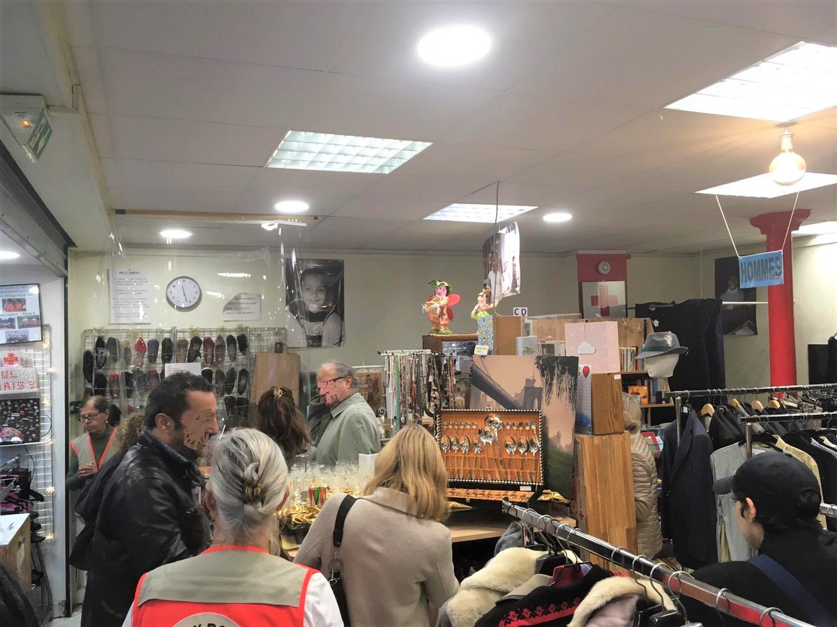 CroixRouge75009's tweet photo. Vente de seconde main de grandes marques ou de créateurs : belle affluence à la #Vestiboutique #CroixRouge de #Paris9 en cette fin de matinée https://t.co/56jwl6tFxi