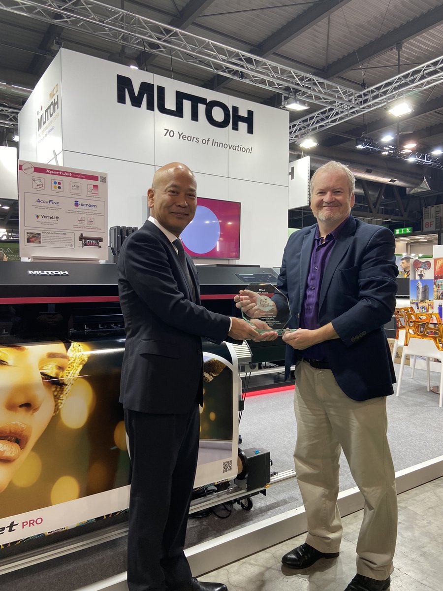 MutohEurope's tweet photo. At Viscom Italy, Mr. Takatsu proudly received the Buyers Lab 2023 Pick Award for our XpertJet 1641SR Pro: “Outstanding Entry-Level CMYK Eco-Solvent/Latex 54”/64” Printer”. The award was presented by David Sweetnam from KeyPoint Intelligence. Read more at https://t.co/KzLIvd7pCa https://t.co/CmXyLcfeBA