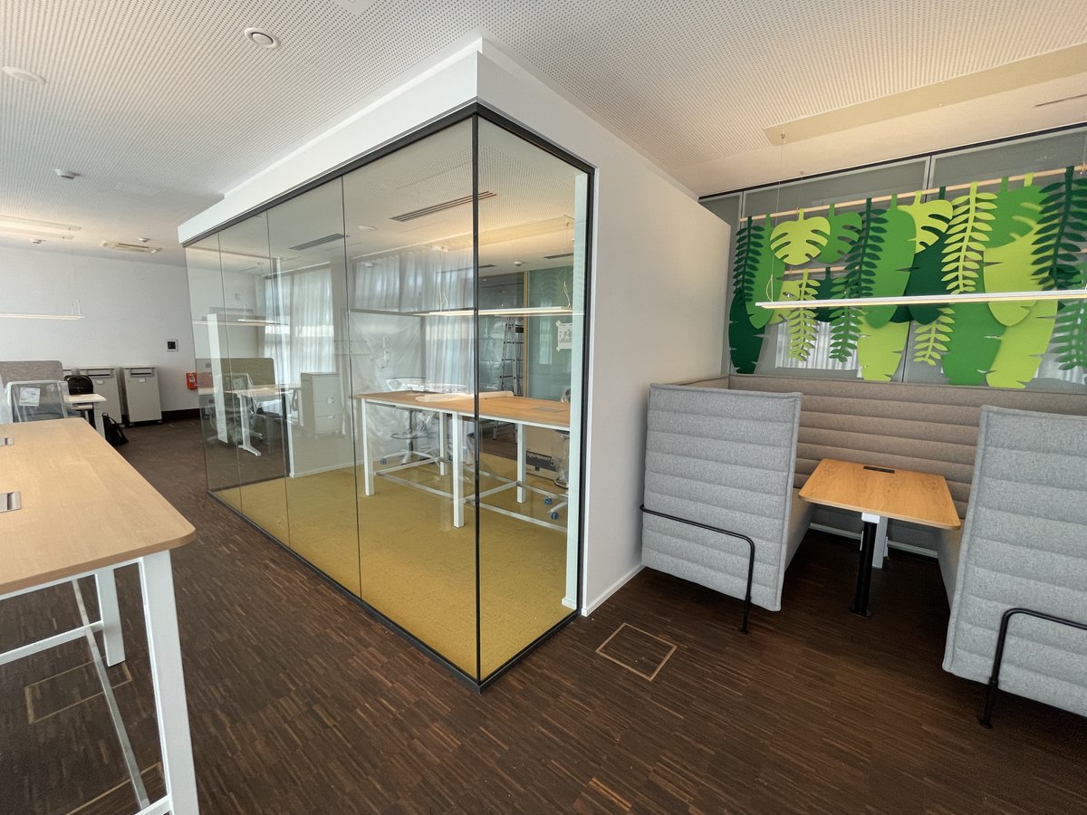 Büroräume entwickeln sich zu Flächen mit Modulen, die die unterschiedlichen Tätigkeiten der Mitarbeiter ideal unterstützen. Coworking-Flächen, Projektzonen, Thinktanks oder Meetingräume. Die Start-up Generation bringt frische Strategien der Zusammenarbeit &amp; verändert das Büro.