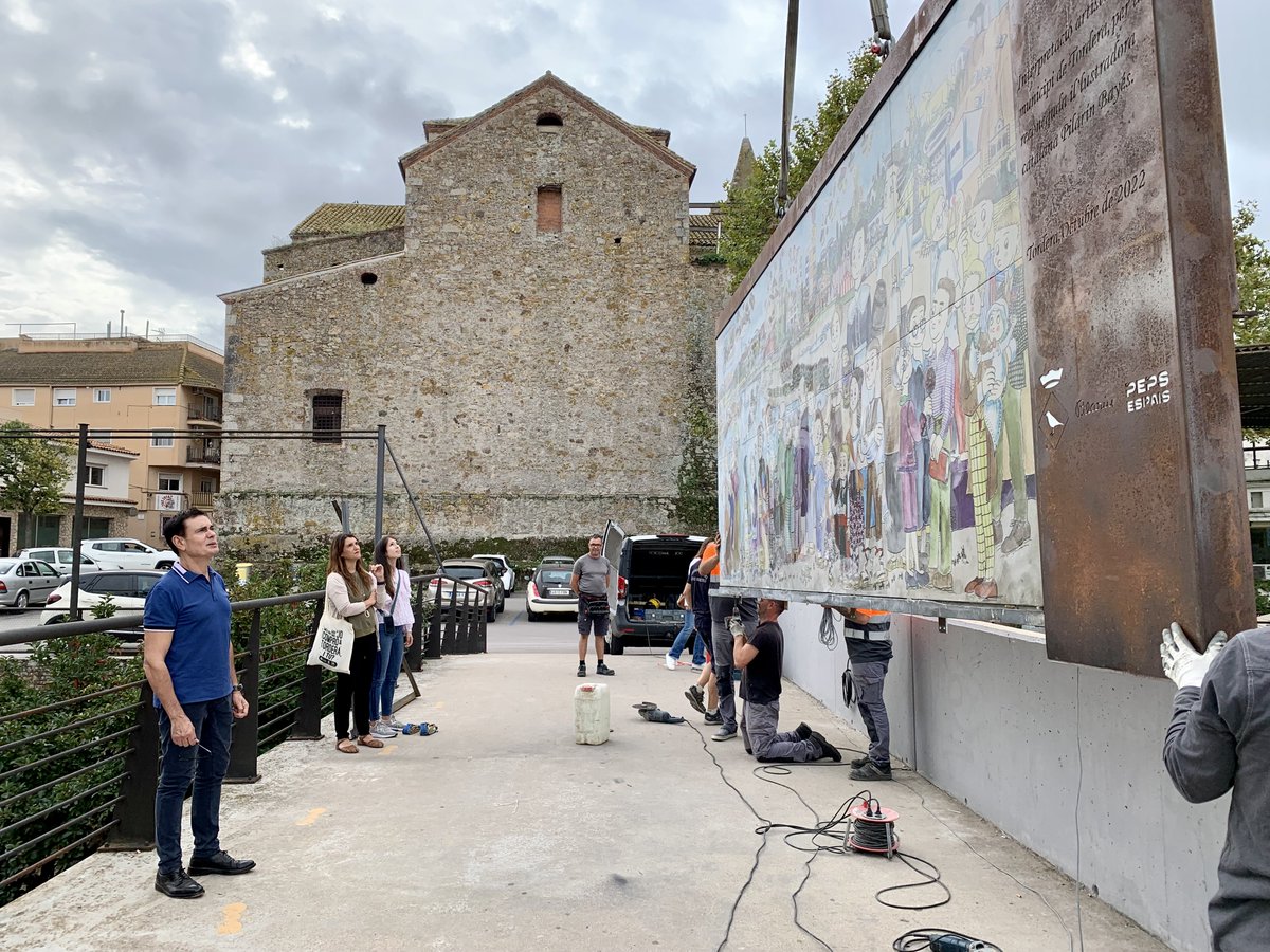 Aj_Tordera's tweet photo. 🔝🚧 Es comença a instal·lar el mural il·lustrat de la Pilarín Bayés sobre Tordera! Una acció que completarà la nova avinguda de la cultura popular. 

ℹ️➡️ https://t.co/uIp7svHeVe

#TorderaSomriu #TorderaImagina #Tordera https://t.co/mSFG9bZdSg
