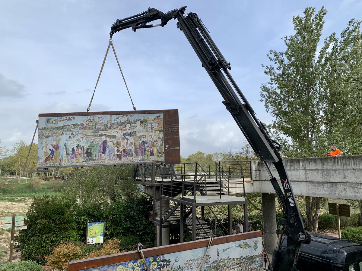 Aj_Tordera's tweet photo. 🔝🚧 Es comença a instal·lar el mural il·lustrat de la Pilarín Bayés sobre Tordera! Una acció que completarà la nova avinguda de la cultura popular. 

ℹ️➡️ https://t.co/uIp7svHeVe

#TorderaSomriu #TorderaImagina #Tordera https://t.co/mSFG9bZdSg