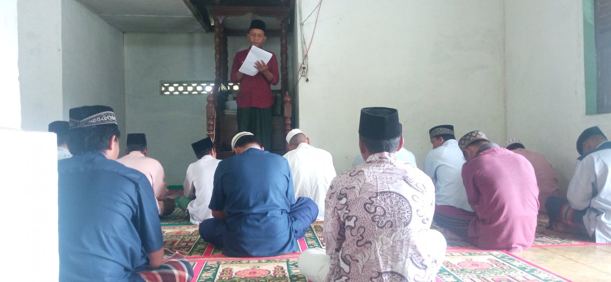 scorpionmonitor's tweet photo. Pada ibadah salat jumat di Mesjid Al hidayah (14 Oktober 2022), seorang ulama Islam setempat Ustad Alex Ritonga tampil sebagai pembicara. Dihadapan hadirinnya (sekitar 50 orang) ia meminta kepada jemaahnya untuk tetap menjaga tumbuhan, pepohonan dan satwa-satwa yang ada di hutan. https://t.co/JCkfLwlK84