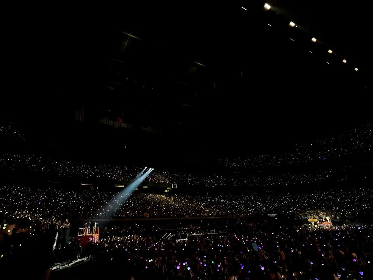 imanmony01's tweet photo. 2025 We will wait for that year when our happiness will return to us. We will be waiting with hope, radiance and happiness. There's no army without BTS. This is never gonna be the last time we will back together. We will be forever.🥺💜💜💜💜💜💜💜
@BTS_twt 
#ForeverWithBTS https://t.co/zf2gUMKlxe