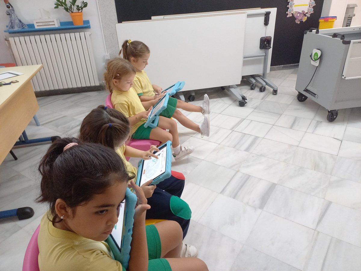 InfantNatzEsplu's tweet photo. Respectant el ritme d'aprenentatge de cada alumne #P5fixis #ciberemat https://t.co/I3WTOJa5A4