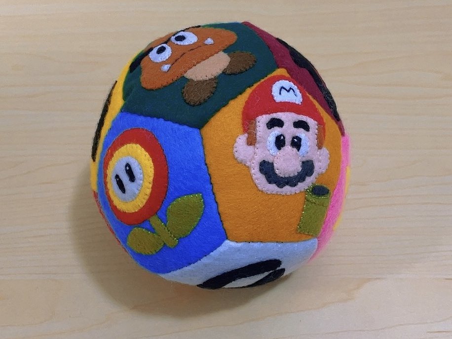 yzk009's tweet photo. フェルトボールシリーズ🧸
ストラップもボールも自己満的なところがほとんどだけど、ちゃんと受け取ってくれる方々のおかげで、作り甲斐がめちゃくちゃある😆💗

もっといろんなもの作ってみたい！！
時間はかかるけどリクエストあればご連絡ください🫶🏻
こんな感じのなら…↓
https://t.co/VTmjqgyp2H https://t.co/2PlFVtjnah
