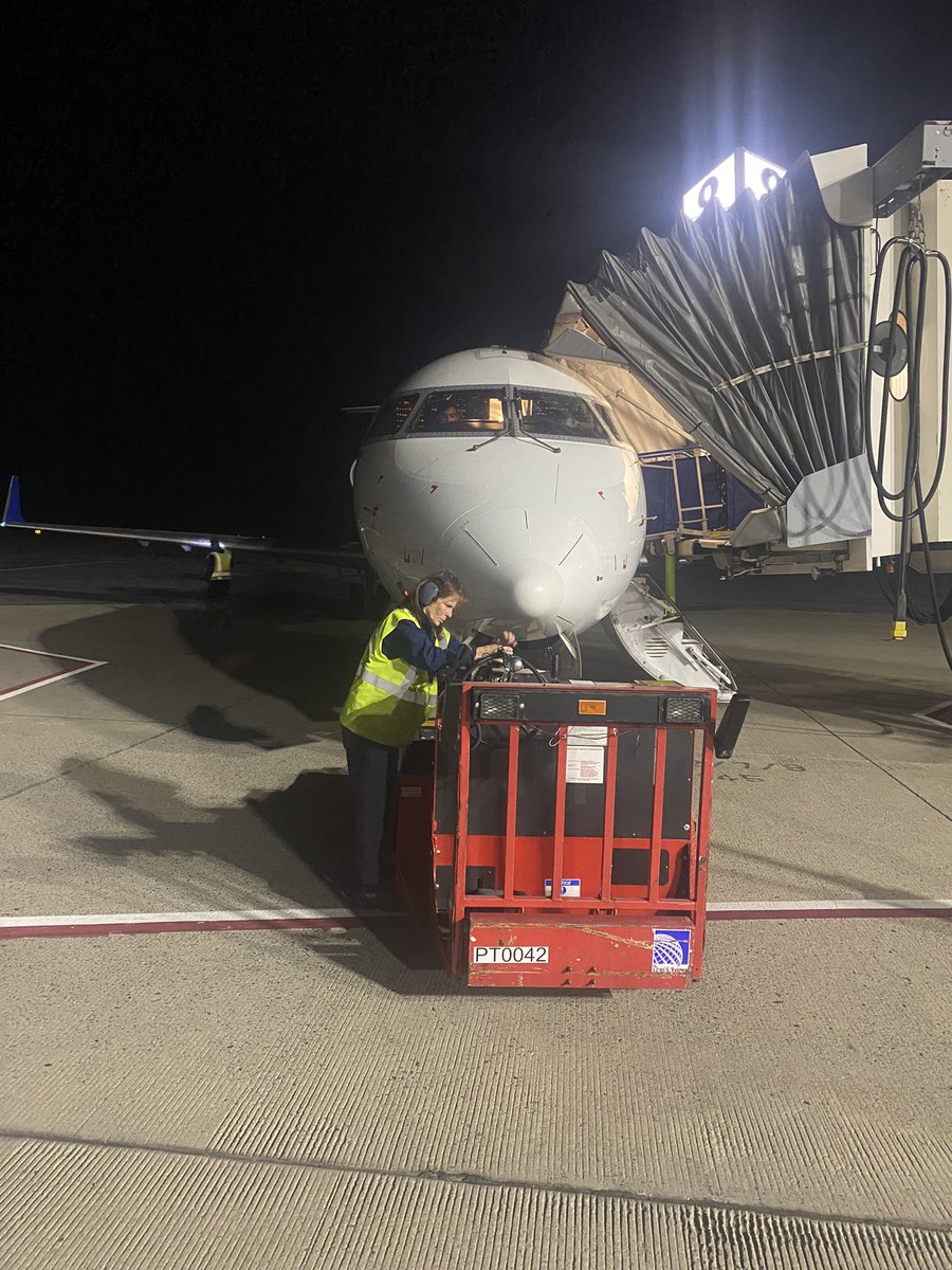 stephenesAVP's tweet photo. Going, going, gone……Gone with my photography skills 🙄 #ugeavp #StartTheAirlineRight #STAR #flyavp Another perfect morning, thanks @GoJet_Airlines for getting us closer to a perfect month! ✊ 🪵 https://t.co/N3z11act20