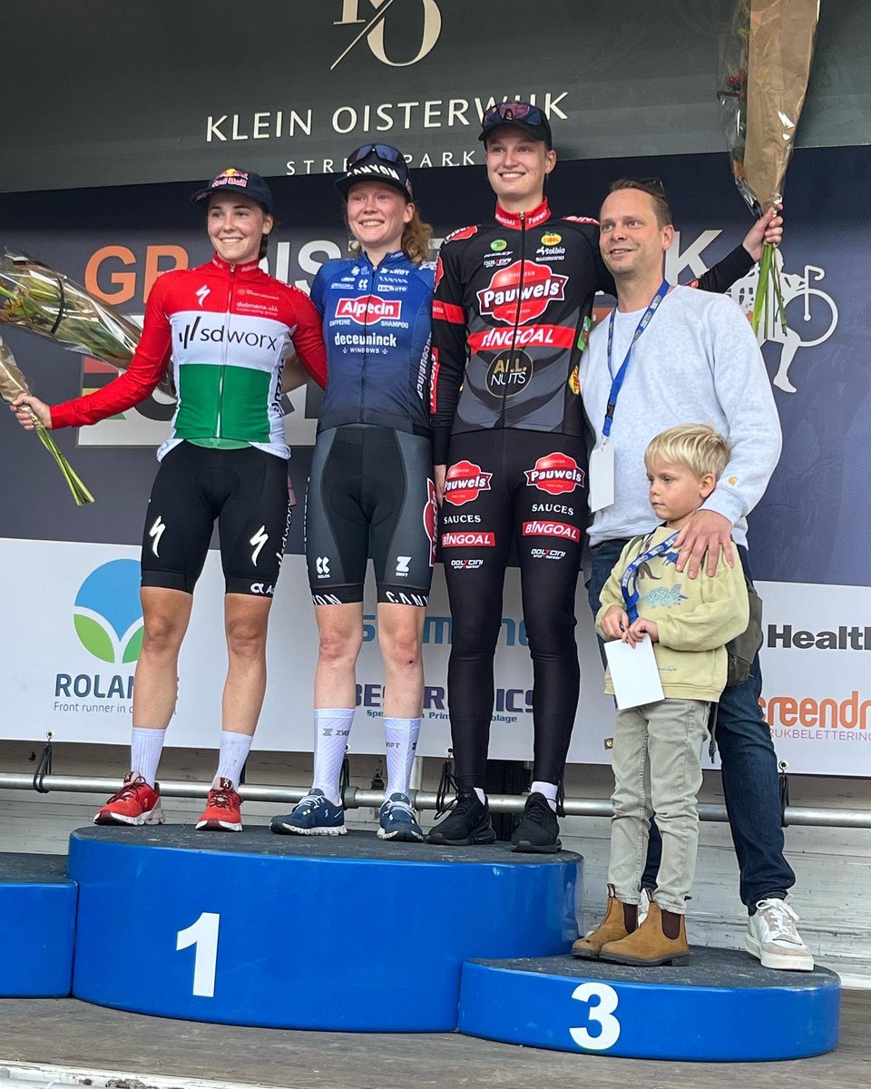 Terugblik naar de podiums van zondag 16 oktober 2022

Elite Dames
🥇Puck Pieterse 
🥈Kata Vas
🥉Leonie Bentveld

Huldiging door Rolande.

#gpoisterwijk #cyclocross #veldrijden #international #oisterwijk #uci #knwu #podium