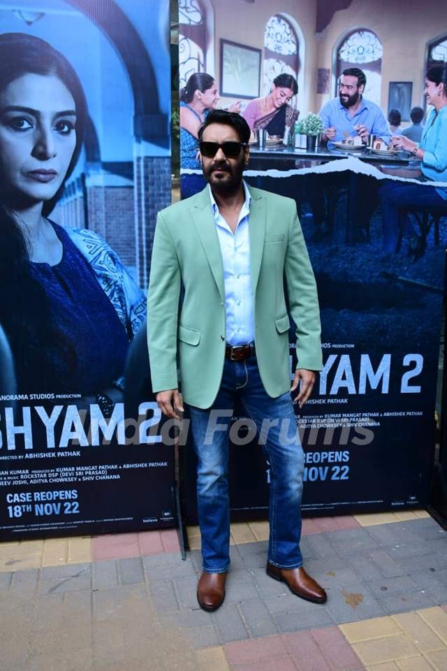 indiaforums's tweet photo. #IshitaDutta, #MrunalJadhav, #AjayDevgn, #Tabu spotted at trailer launch of #Drishyam2 

@ajaydevgn 

Check out full gallery here- https://t.co/K7Ryfu5WSO https://t.co/2nHA2tc5Ia