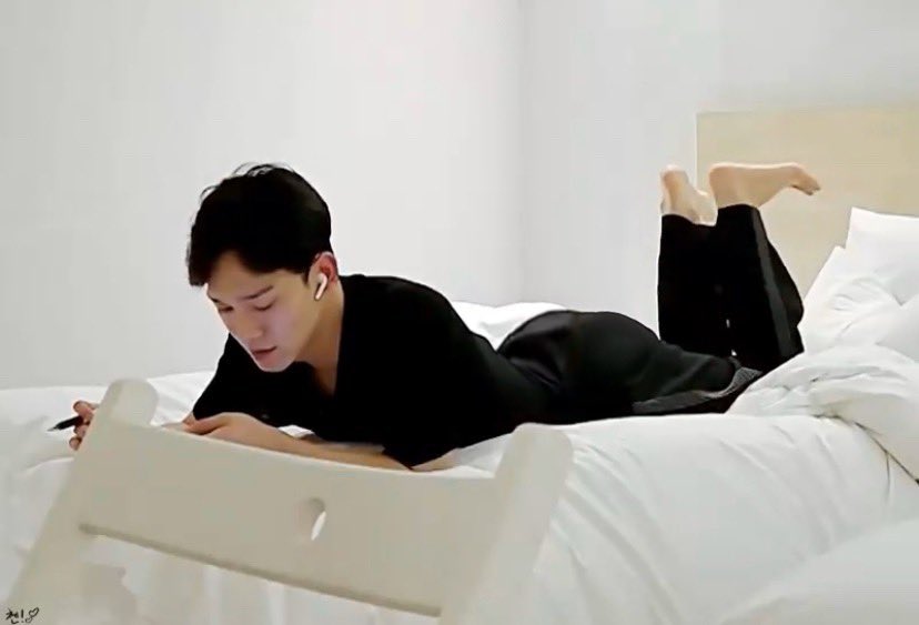 jongdaeonlyfans's tweet photo. I HAVE BEEN SUMMONED https://t.co/7VdkVjuseY