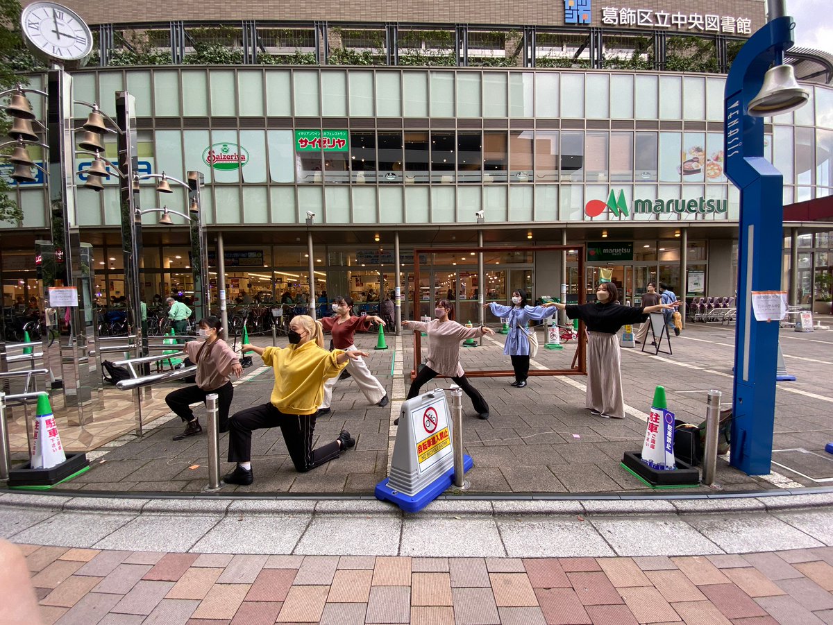at_kanamachi's tweet photo. 【パフォーマンス紹介✨】
『Painting×Happening』
突如金町の街に現れた謎の額縁。額に縁どられたいつもの景色はまるで美術館に飾られる「絵画」のようで…

数々の有名な絵画を模した絵画のモデルたちがいつの間にか動き出し、踊り出してしまうかも…？
＃金町観察　＃路上パフォーマンス https://t.co/d4rH1ANeu5