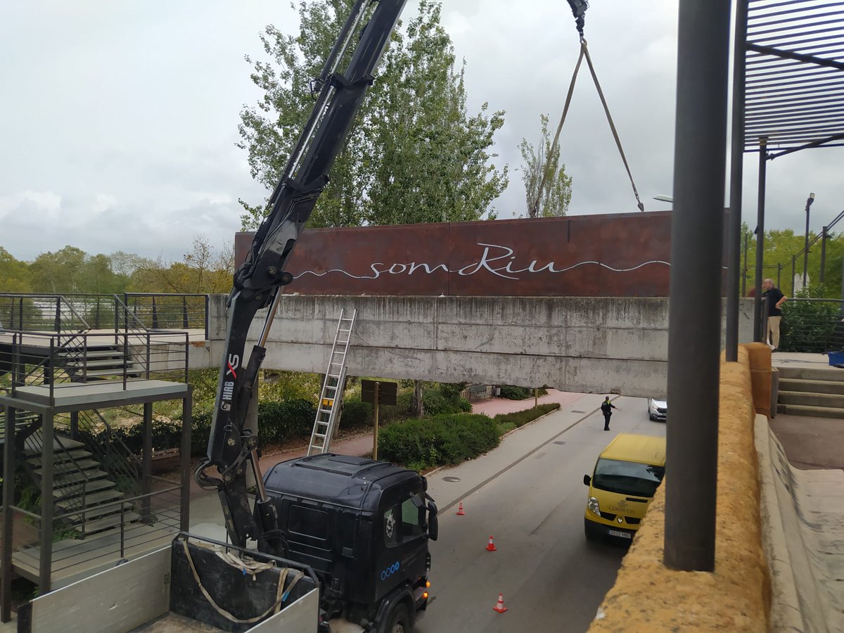 Aj_Tordera's tweet photo. 🔝🚧 Es comença a instal·lar el mural il·lustrat de la Pilarín Bayés sobre Tordera! Una acció que completarà la nova avinguda de la cultura popular. 

ℹ️➡️ https://t.co/uIp7svHeVe

#TorderaSomriu #TorderaImagina #Tordera https://t.co/mSFG9bZdSg