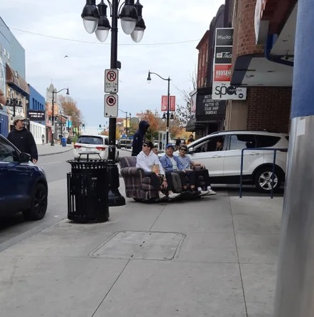 Monica & Jesse- Did anybody catch the motorized couch rolling down Princess street yesterday? Apparently engineered by some creative Queen's students! 🛋️🤣👏 #YGK Photo credit: Reddit (bit.ly/3D2kmCn)