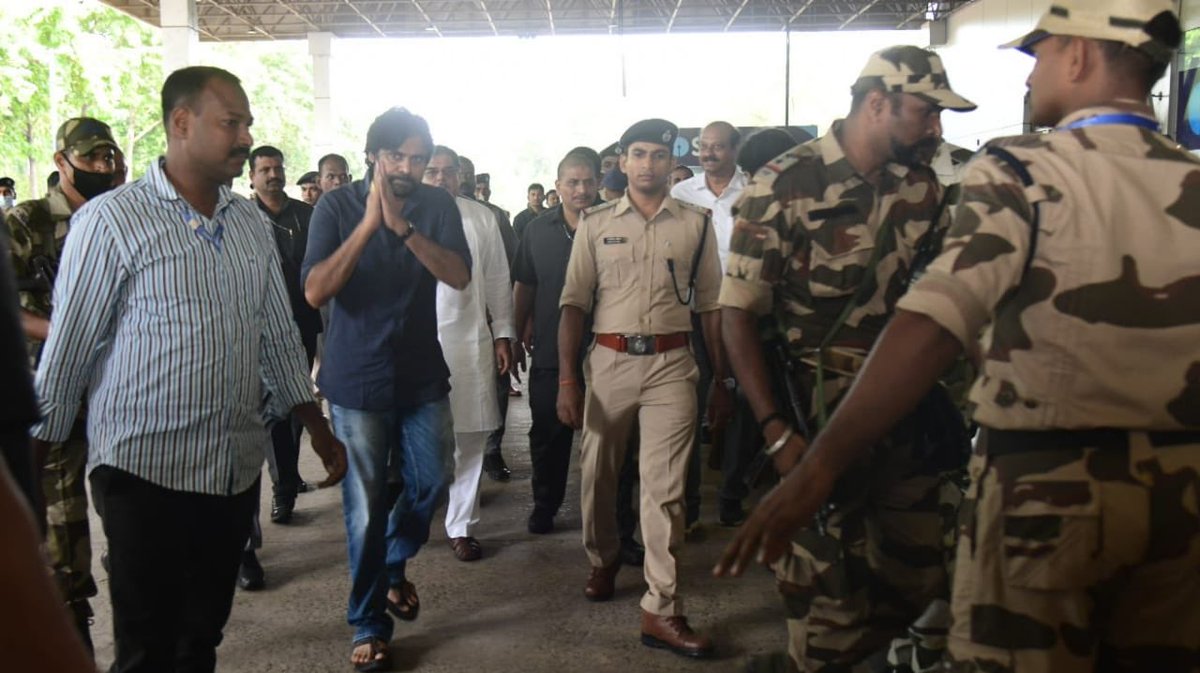venupro's tweet photo. జనసేన అధ్యక్షులు శ్రీ పవన్ కళ్యాణ్ గారు విశాఖపట్నం విమానాశ్రయం నుంచి కొద్దిసేపటి క్రితమే బయలుదేరారు. గన్నవరం విమానాశ్రయం చేరుకొని అక్కడి నుంచి మంగళగిరి పార్టీ కార్యాలయానికి చేరుకుంటారు. https://t.co/q115tPUMbH
