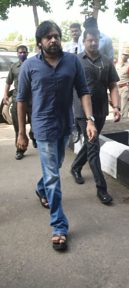 venupro's tweet photo. జనసేన అధ్యక్షులు శ్రీ పవన్ కళ్యాణ్ గారు విశాఖపట్నం విమానాశ్రయం నుంచి కొద్దిసేపటి క్రితమే బయలుదేరారు. గన్నవరం విమానాశ్రయం చేరుకొని అక్కడి నుంచి మంగళగిరి పార్టీ కార్యాలయానికి చేరుకుంటారు. https://t.co/q115tPUMbH