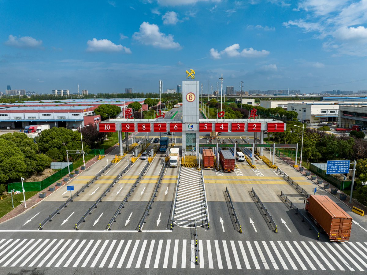 JiangsuNow's tweet photo. "We build what we lack."
Zhou Wei, a delegate to the 20th CPC National Congress and secratary of the CPC #Kunshan Municipal Committee, said in an interview.
He said the biggest strength of Kunshan to attract foreign capital comes from the advantages in #industrialchains. https://t.co/5ZA0n1t62P