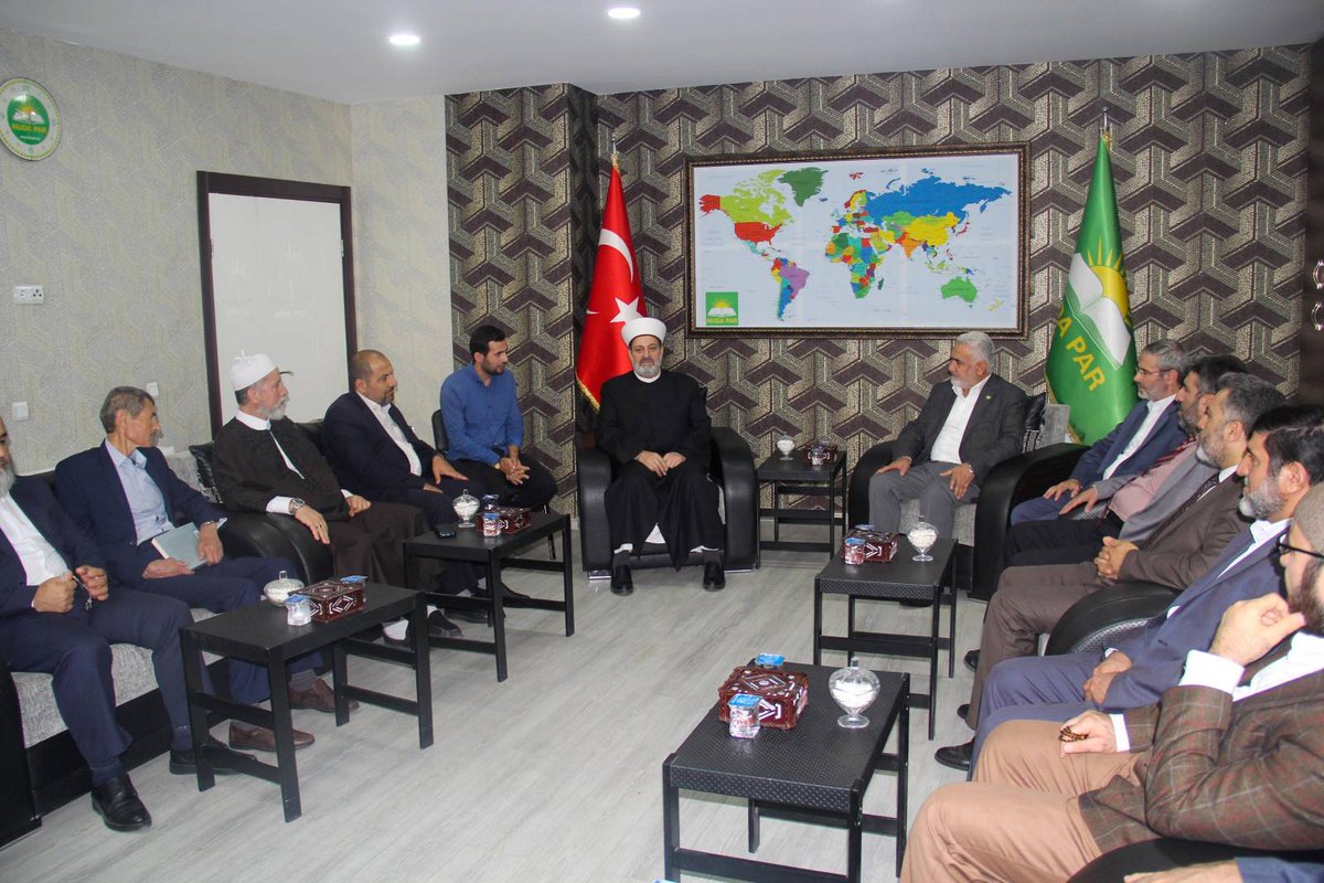 HurDavaPartisi's tweet photo. İTTİHADUL ULEMA'nın ev sahipliği yaptığı 7'nciAlimler Buluşması için birçok ülkeden Diyarbakır'a gelen alimler Genel Başkanımız sayın Zekeriya Yapıcıoğlu'nu ziyaret etti.

Ziyarette, Alimler Buluşması'nda ele alınan konular ve alimlerin İslam Coğrafyası'ndaki önemi konuşuldu. https://t.co/2ZJU4Jvcnn