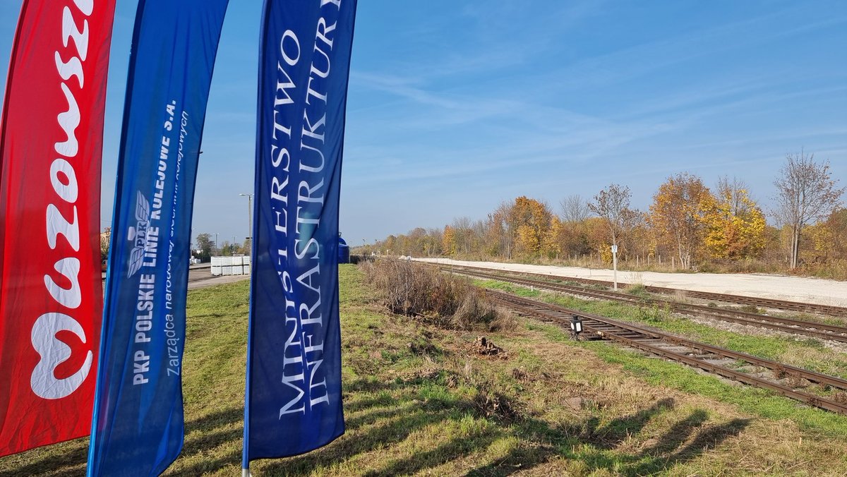 Ostrów Mazowiecka.
Pociąg pasażerski ostatni raz zawitał tu w 1993 r. 😦

Połączenia będą mogły tu wrócić dzięki rządowemu programowi #KolejPlus. Dzisiaj podpisanie umowy!
👍