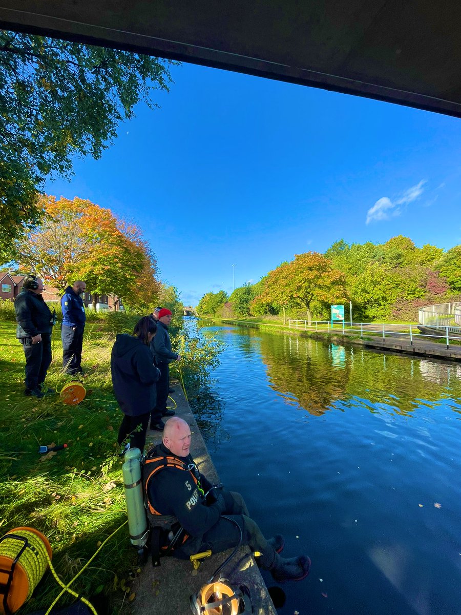 NWPoliceDivers's tweet photo. Today we’re part of the @MerseyPolice &amp; @cheshirepolice team working on #OperationCrossbow to target cross border criminality. #policedivers #policesearch #seekandyeshallfind #joblikenoother 🔵🔱 https://t.co/0ietFagntO