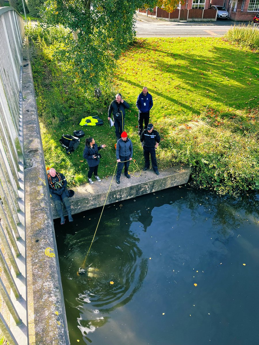 NWPoliceDivers's tweet photo. Today we’re part of the @MerseyPolice &amp; @cheshirepolice team working on #OperationCrossbow to target cross border criminality. #policedivers #policesearch #seekandyeshallfind #joblikenoother 🔵🔱 https://t.co/0ietFagntO