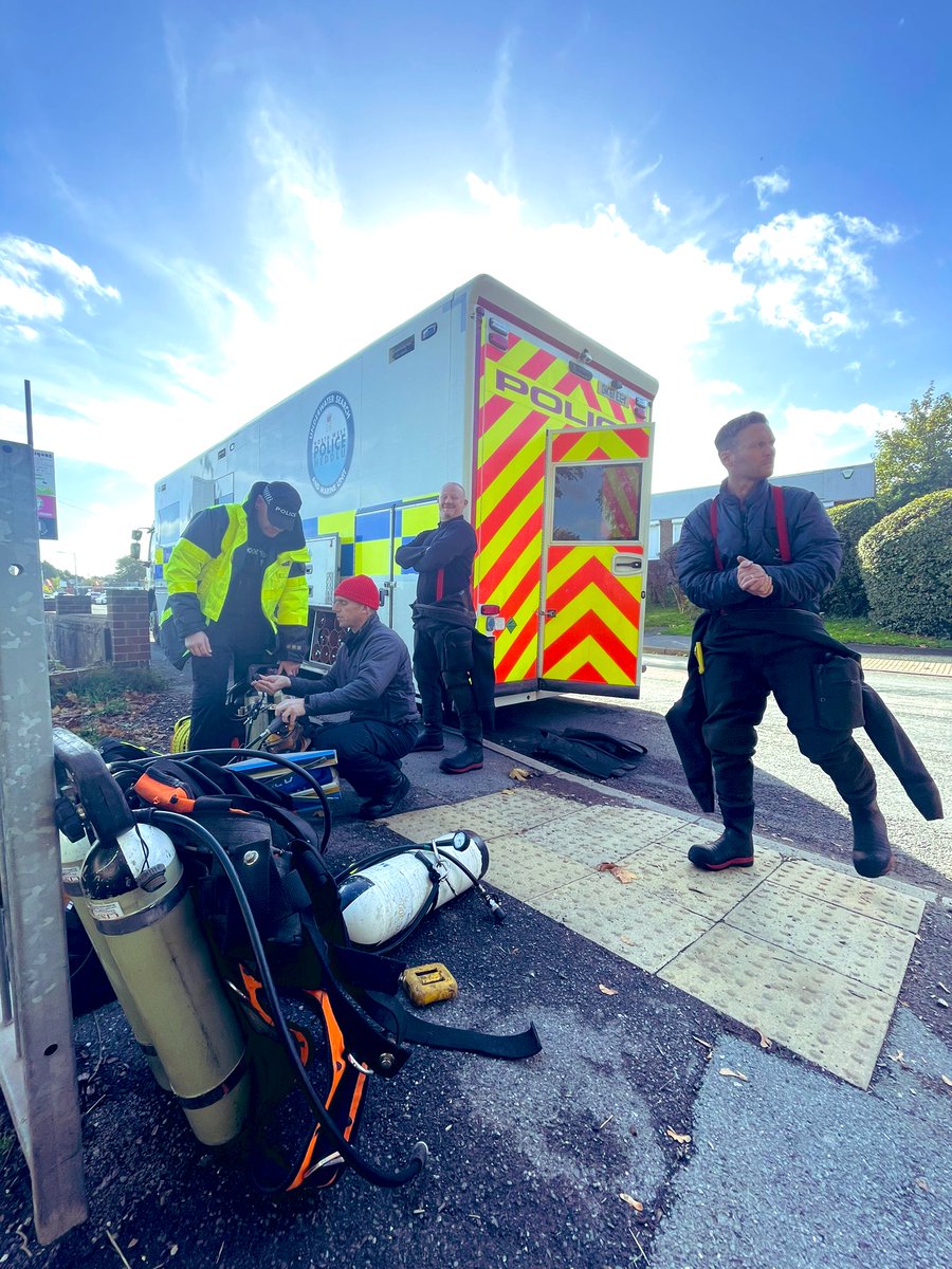 NWPoliceDivers's tweet photo. Today we’re part of the @MerseyPolice &amp; @cheshirepolice team working on #OperationCrossbow to target cross border criminality. #policedivers #policesearch #seekandyeshallfind #joblikenoother 🔵🔱 https://t.co/0ietFagntO