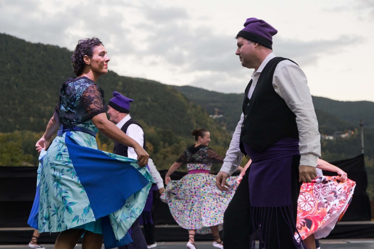 bondia's tweet photo. El #Contradans tanca les portes amb "ple absolut" als espectacles i tallers @NGDofficial @esbartvdn @comudelamassana @Gforne #dansa #Andorra https://t.co/3MFhNIAUUu https://t.co/KIbyAkPgL9