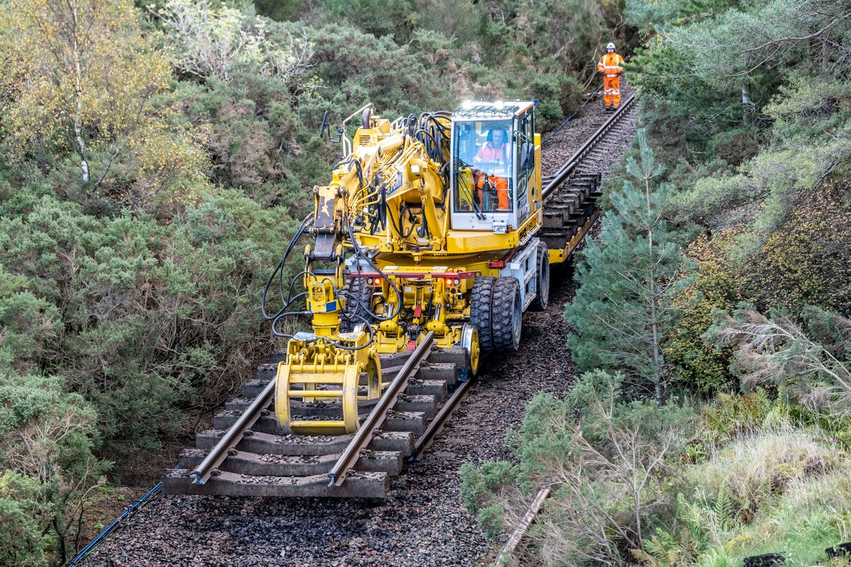 Over Saturday and Sunday, we lifted out old sections of track, and installed the new movable rails (switches and crossings) that allow trains to switch tracks at the new two-platform station). 🏗️ /2