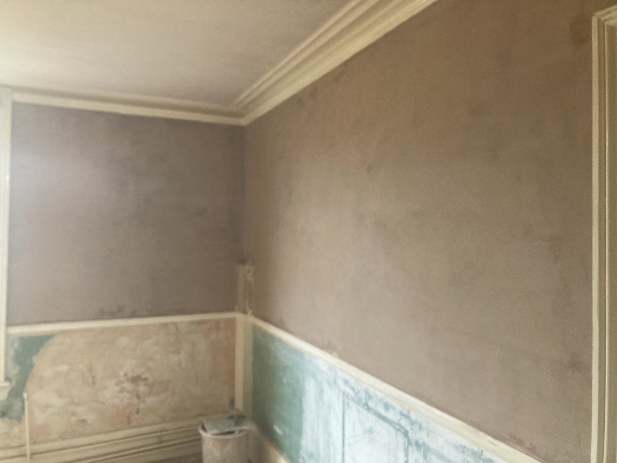 PegasusPlaster's tweet photo. Finish plastering over existing plaster between dado rail and cornice. #enfield #plastering https://t.co/JZyPM54Nfi