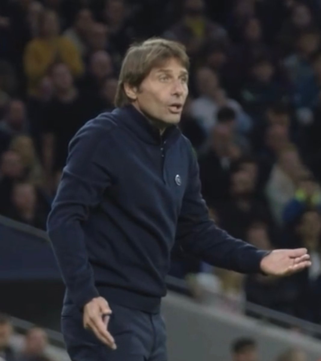 Tottenham_Feed's tweet photo. THREAD: 
The ‘watching on TV’ #Tottenham fan demonstrated by Antonio Conte. 🇮🇹

👇🏼👇🏼👇🏼

#THFC | #COYS | #TTID https://t.co/mlAB74eqrO
