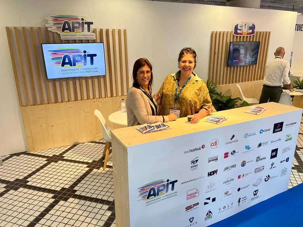 APITelevisao's tweet photo. Começou hoje uma nova edição do MIPCOM e, mais uma vez, a APIT está presente para representar Portugal e promover o setor audiovisual do país.
É muito bom estar de volta! 😊

#APIT #apitv #MIPCOM #MIPCOM2022 #Portugal #audiovisual #independentproducers @mip https://t.co/zn9x764nm3